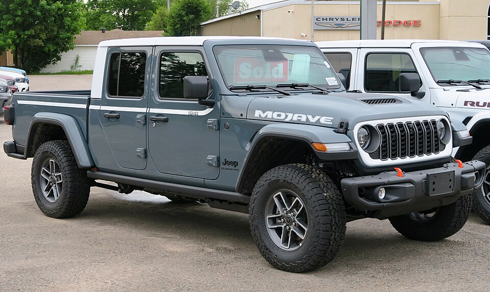 Pickup todoterreno gris usada como referencia de proporciones
